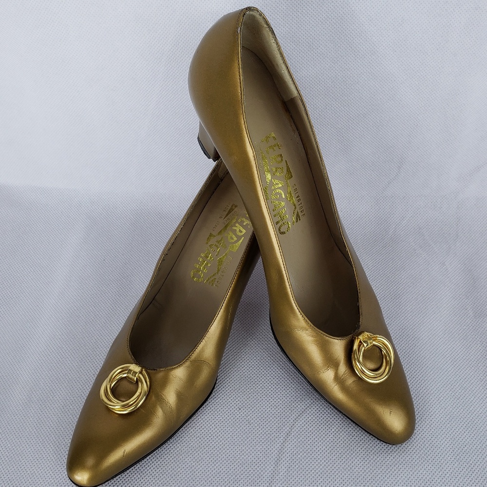 SALVATORE FERRAGAMO Vintage Gold Pumps